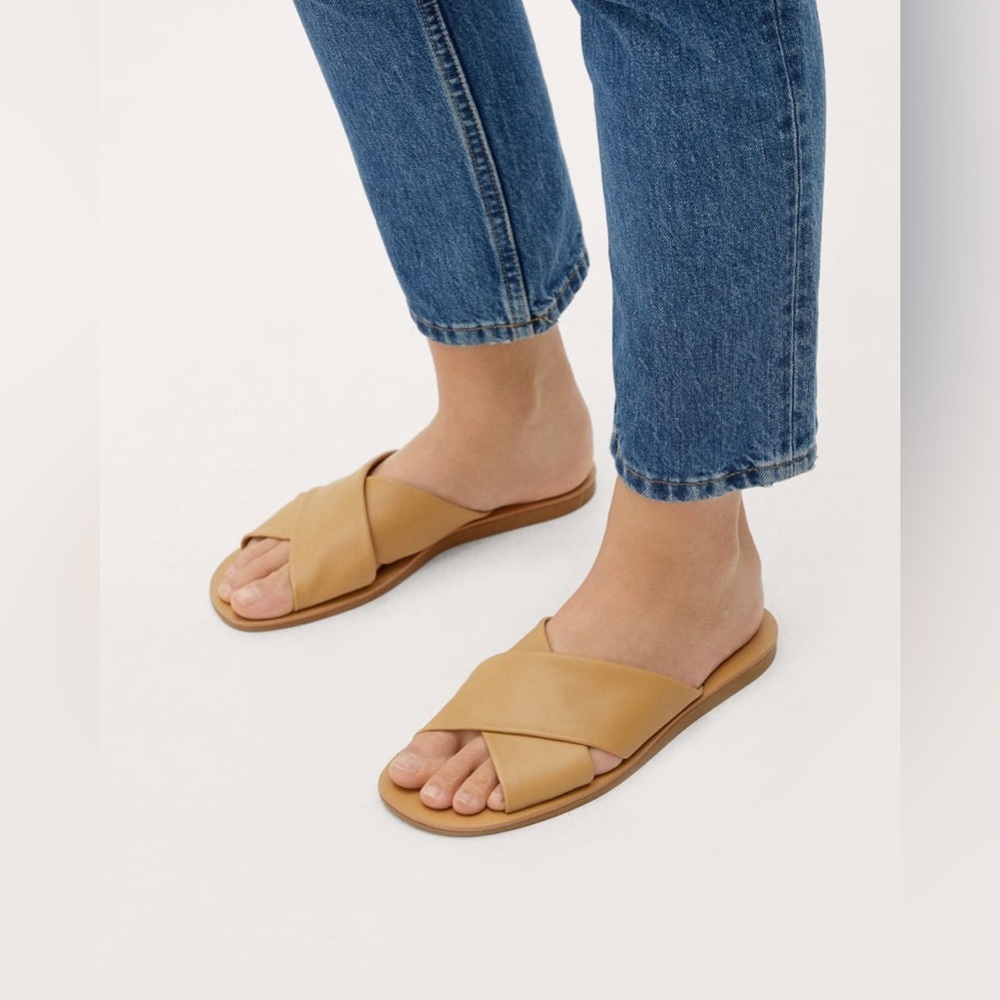Everlane The Day Crossover Sandal in Light Taupe